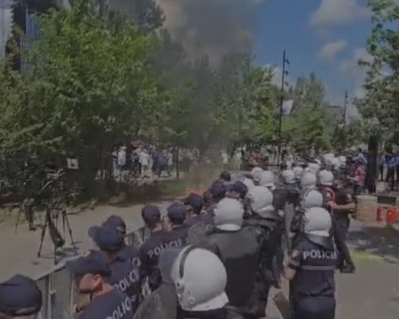 AGSH dënon ashpër aktin e sjelljes në protestën përpara godinës së Bashkisë Tiranë